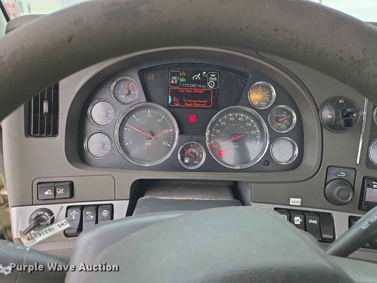 image for item ER1621 2016 Kenworth T880 semi truck