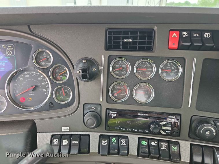 image for item ER1621 2016 Kenworth T880 semi truck