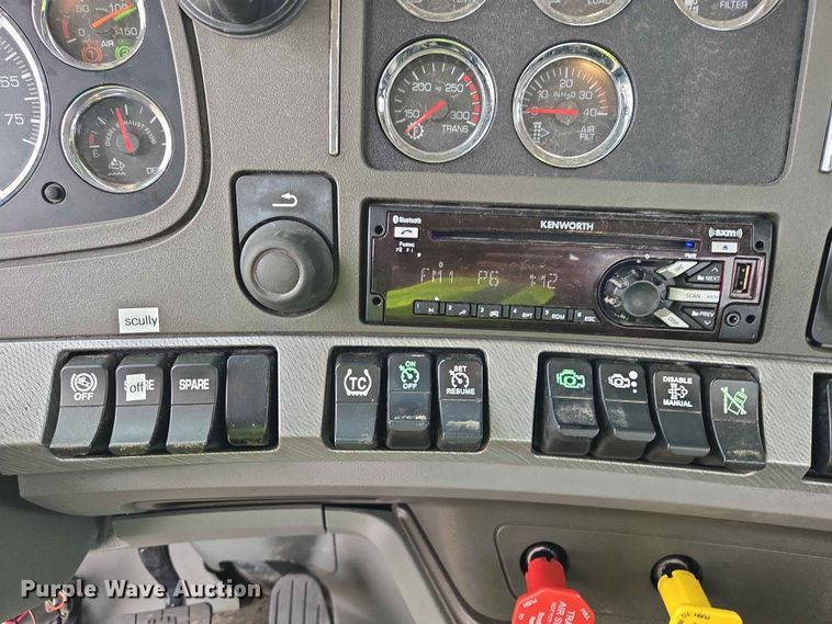 image for item ER1621 2016 Kenworth T880 semi truck