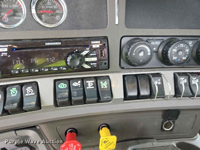 image for item ER1621 2016 Kenworth T880 semi truck