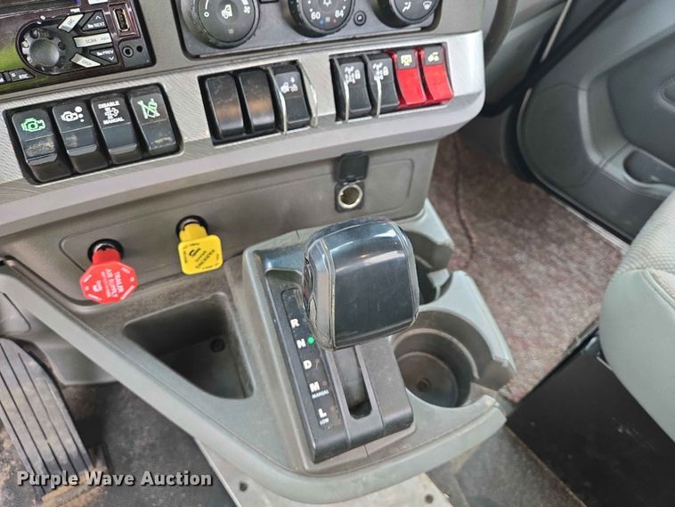 image for item ER1621 2016 Kenworth T880 semi truck