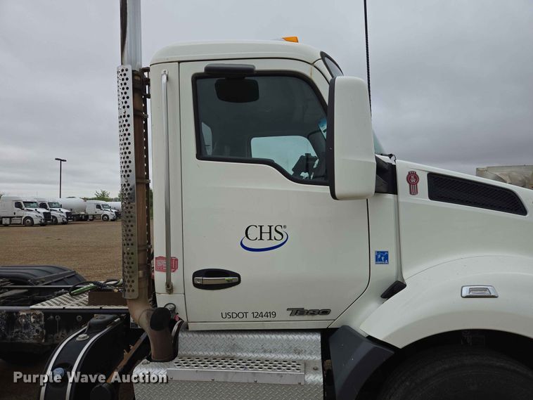 image for item ER1621 2016 Kenworth T880 semi truck