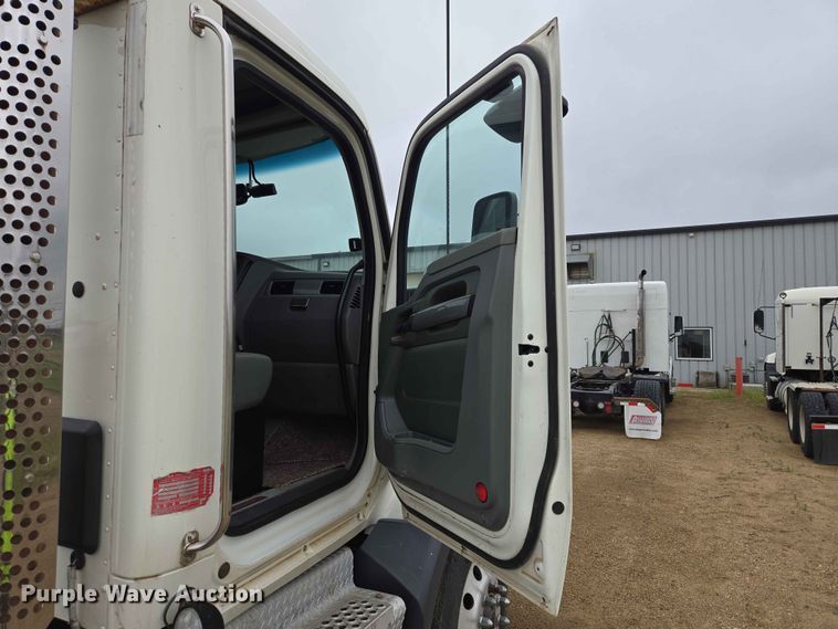 image for item ER1621 2016 Kenworth T880 semi truck