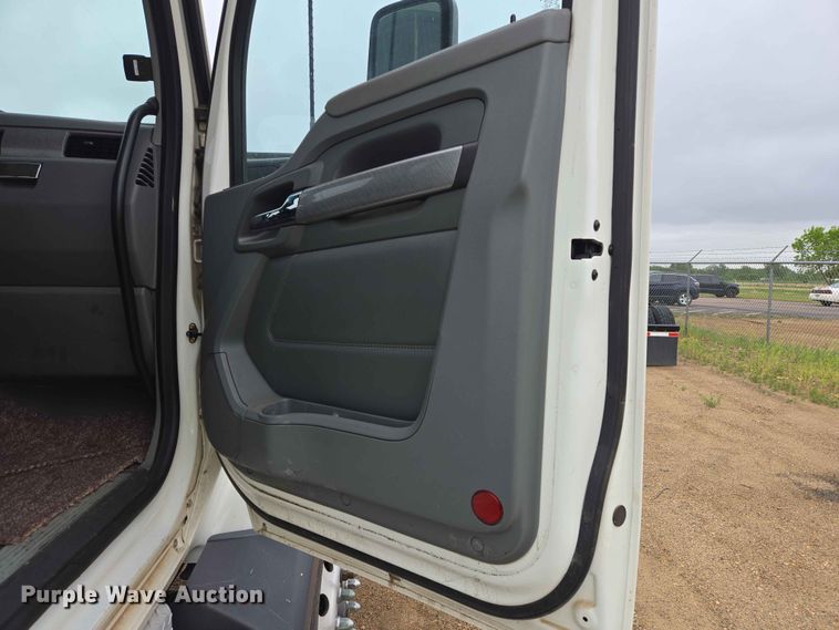 image for item ER1621 2016 Kenworth T880 semi truck