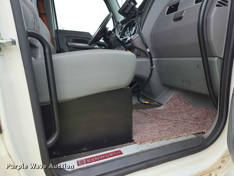 image for item ER1621 2016 Kenworth T880 semi truck