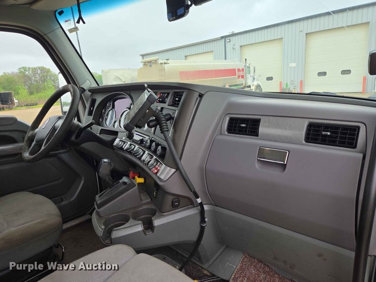 image for item ER1621 2016 Kenworth T880 semi truck