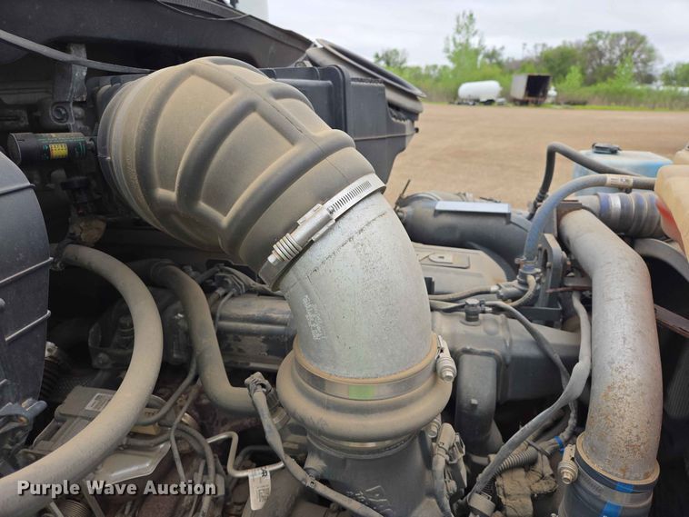 image for item ER1621 2016 Kenworth T880 semi truck