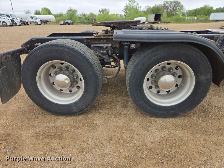 image for item ER1621 2016 Kenworth T880 semi truck