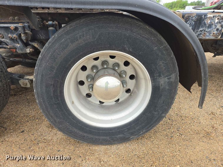 image for item ER1621 2016 Kenworth T880 semi truck