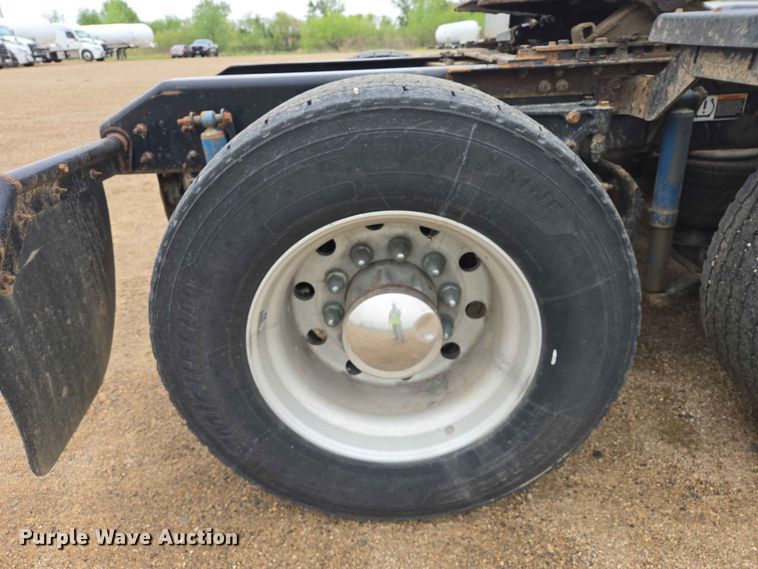 image for item ER1621 2016 Kenworth T880 semi truck