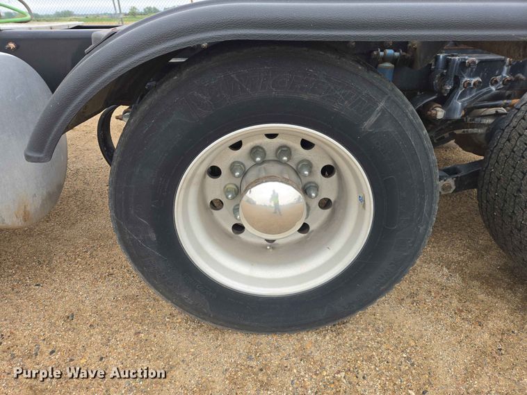image for item ER1621 2016 Kenworth T880 semi truck