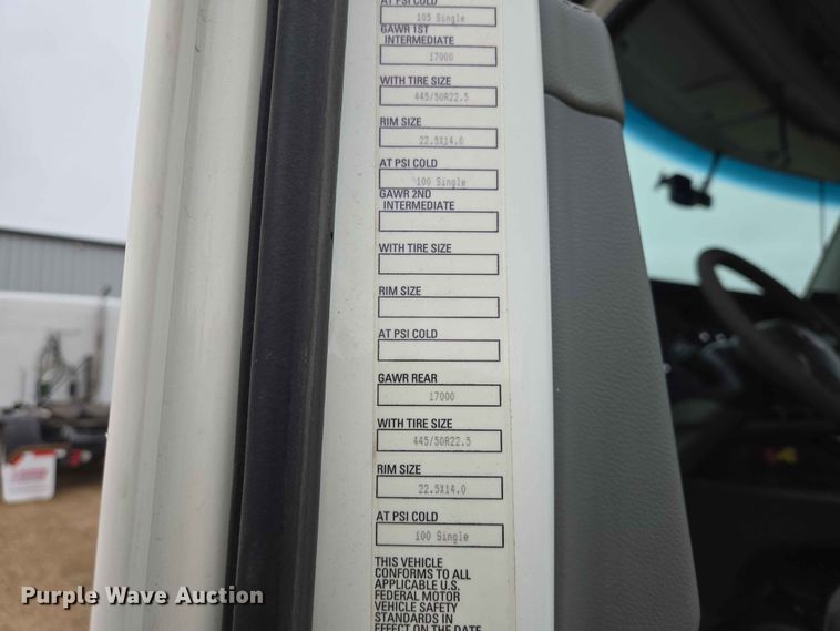image for item ER1621 2016 Kenworth T880 semi truck
