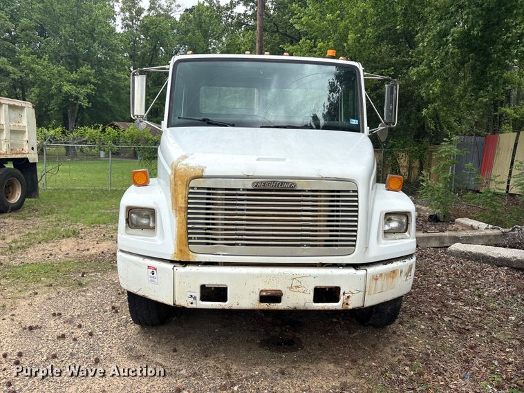 image for item ET2007 1995 Freightliner FL70 truck cab and chassis