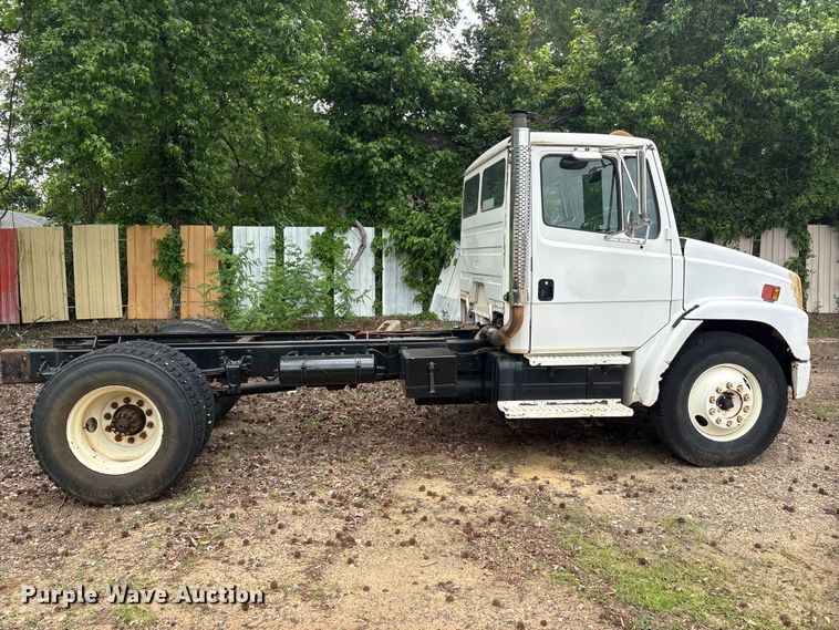 image for item ET2007 1995 Freightliner FL70 truck cab and chassis