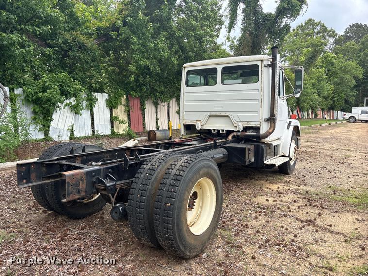 image for item ET2007 1995 Freightliner FL70 truck cab and chassis