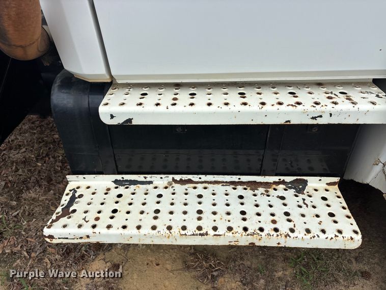 image for item ET2007 1995 Freightliner FL70 truck cab and chassis