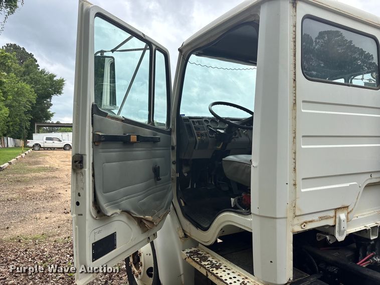 image for item ET2007 1995 Freightliner FL70 truck cab and chassis