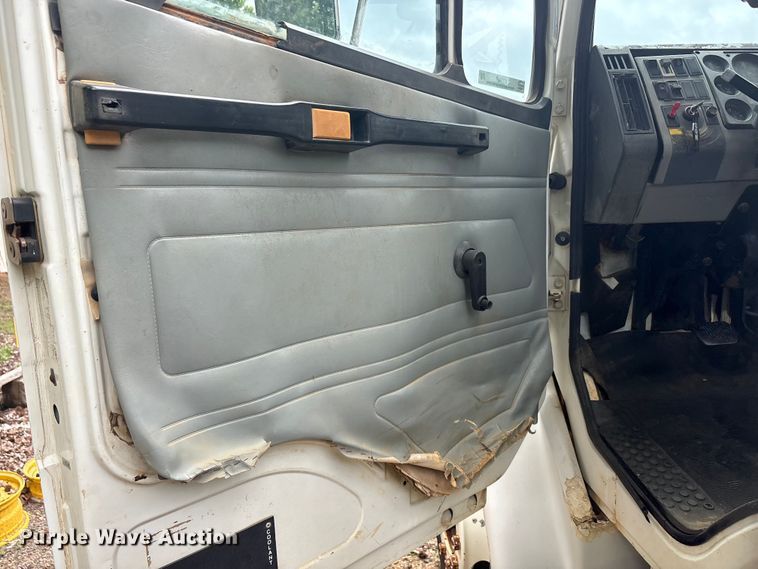 image for item ET2007 1995 Freightliner FL70 truck cab and chassis