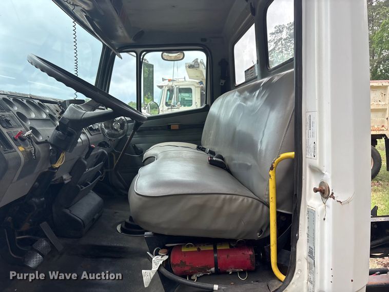 image for item ET2007 1995 Freightliner FL70 truck cab and chassis