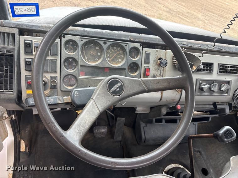 image for item ET2007 1995 Freightliner FL70 truck cab and chassis