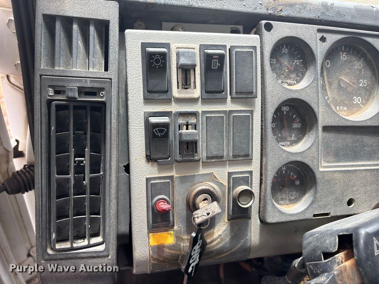image for item ET2007 1995 Freightliner FL70 truck cab and chassis