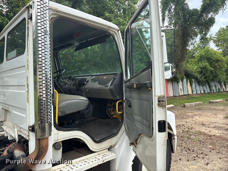 image for item ET2007 1995 Freightliner FL70 truck cab and chassis