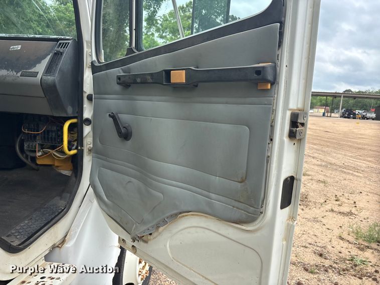 image for item ET2007 1995 Freightliner FL70 truck cab and chassis