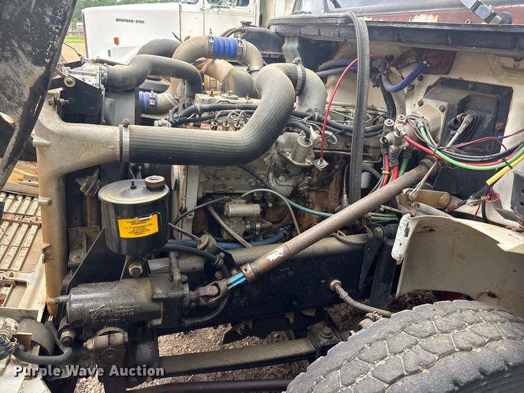 image for item ET2007 1995 Freightliner FL70 truck cab and chassis