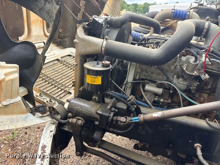 image for item ET2007 1995 Freightliner FL70 truck cab and chassis