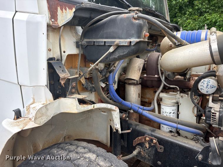 image for item ET2007 1995 Freightliner FL70 truck cab and chassis