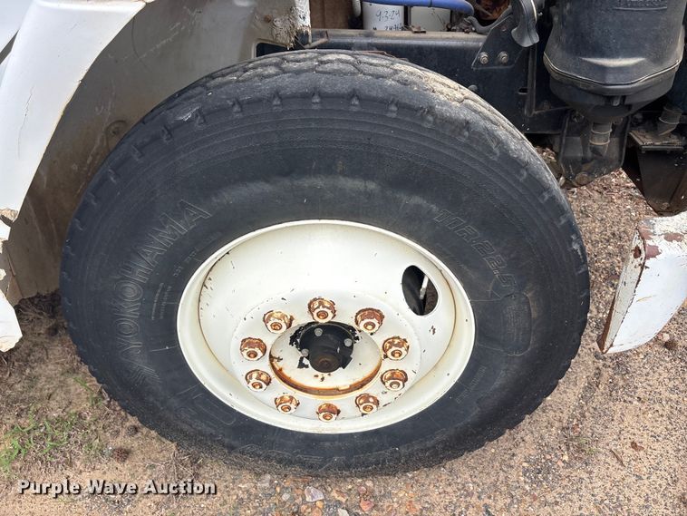 image for item ET2007 1995 Freightliner FL70 truck cab and chassis