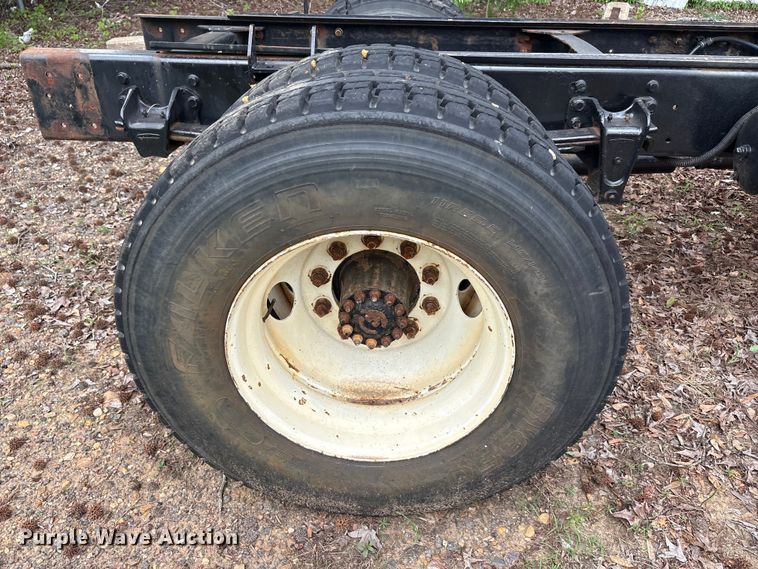 image for item ET2007 1995 Freightliner FL70 truck cab and chassis