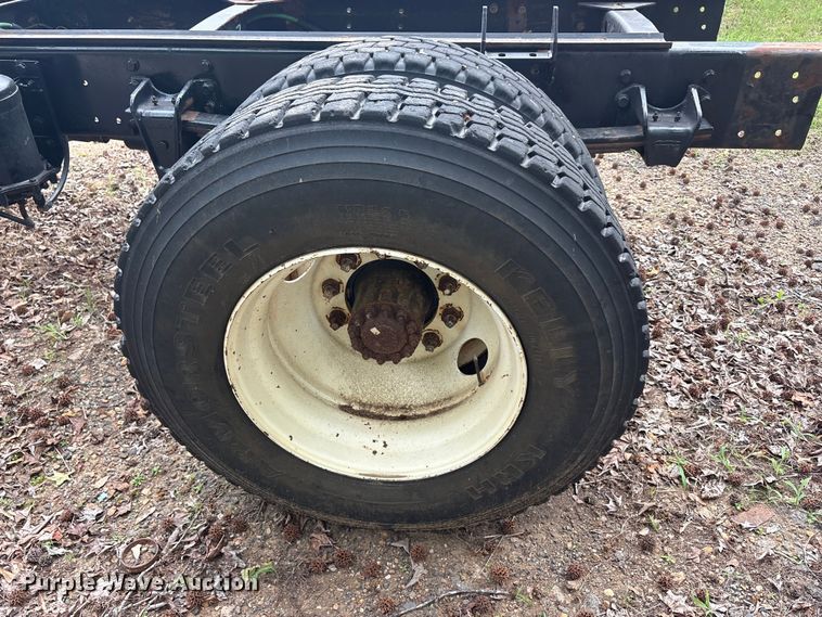 image for item ET2007 1995 Freightliner FL70 truck cab and chassis