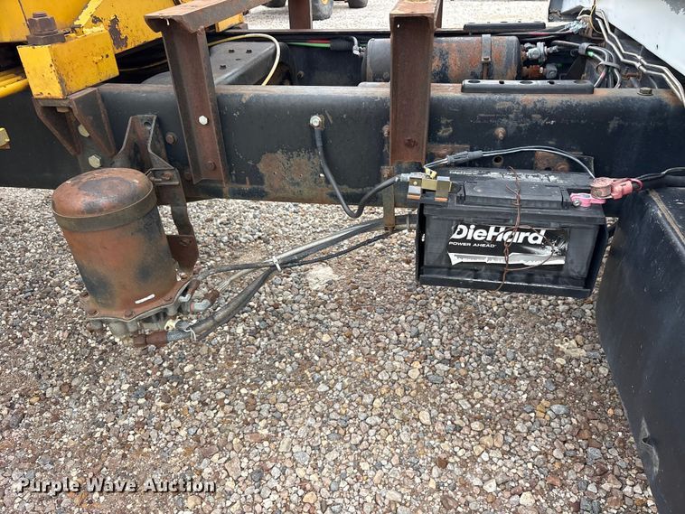 image for item ET2115 1995 Ford F700 crane truck
