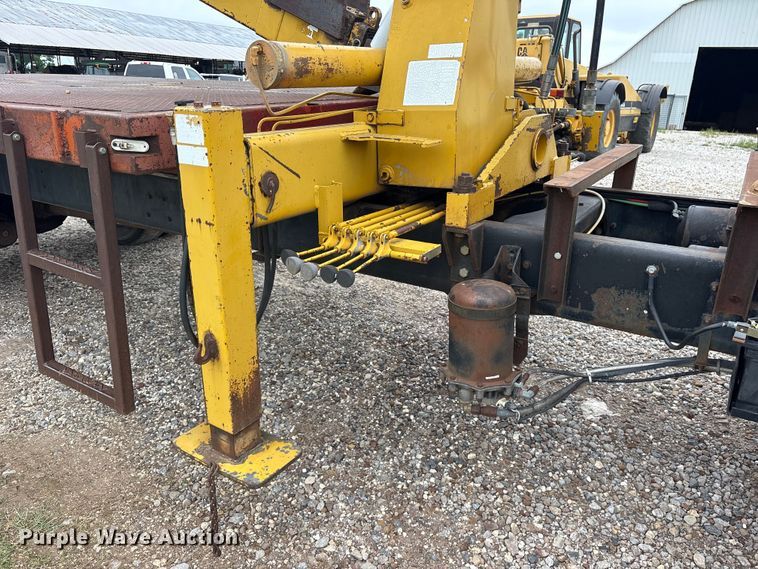 image for item ET2115 1995 Ford F700 crane truck