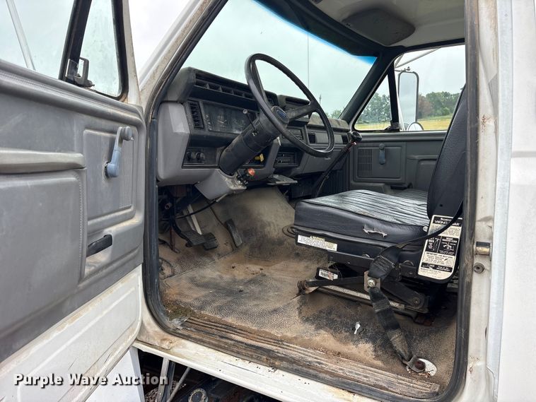 image for item ET2115 1995 Ford F700 crane truck