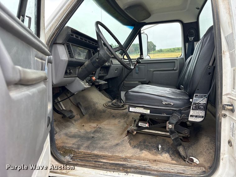image for item ET2115 1995 Ford F700 crane truck