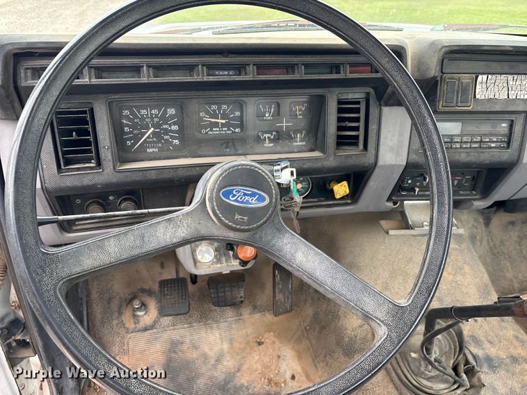 image for item ET2115 1995 Ford F700 crane truck