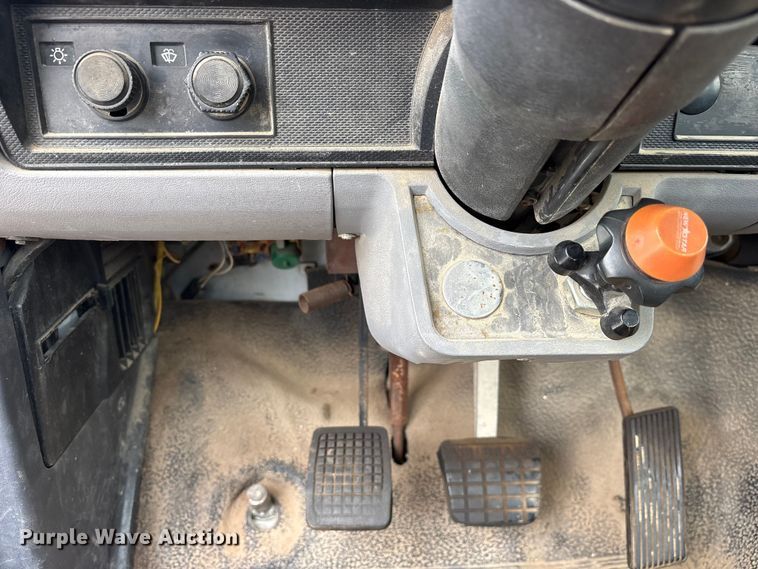 image for item ET2115 1995 Ford F700 crane truck