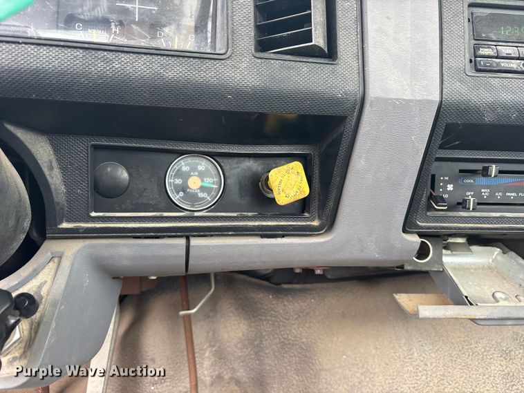 image for item ET2115 1995 Ford F700 crane truck