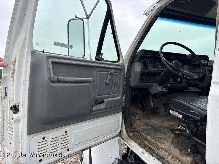 image for item ET2115 1995 Ford F700 crane truck