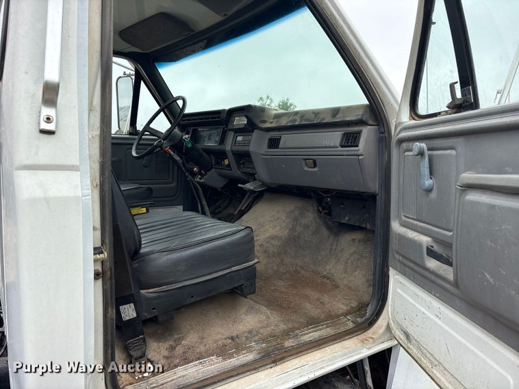 image for item ET2115 1995 Ford F700 crane truck