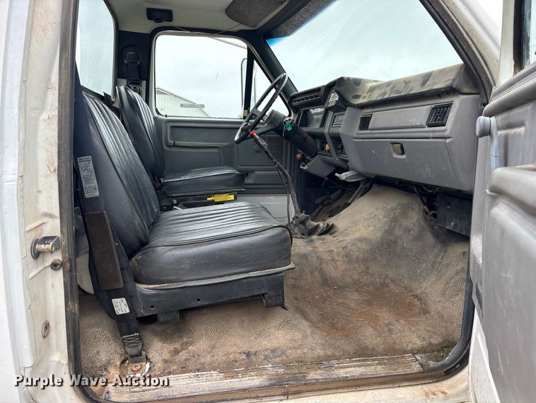 image for item ET2115 1995 Ford F700 crane truck