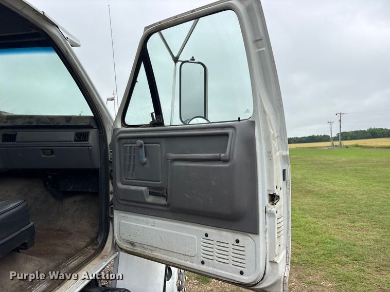 image for item ET2115 1995 Ford F700 crane truck
