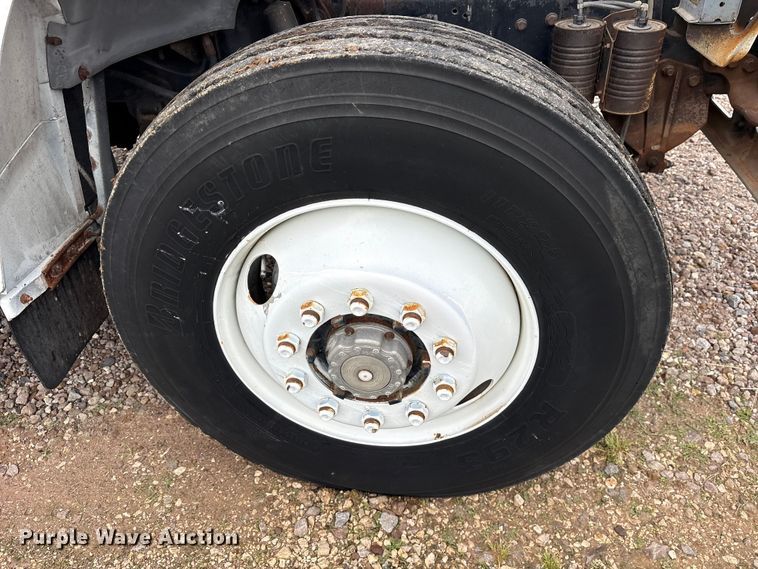 image for item ET2115 1995 Ford F700 crane truck
