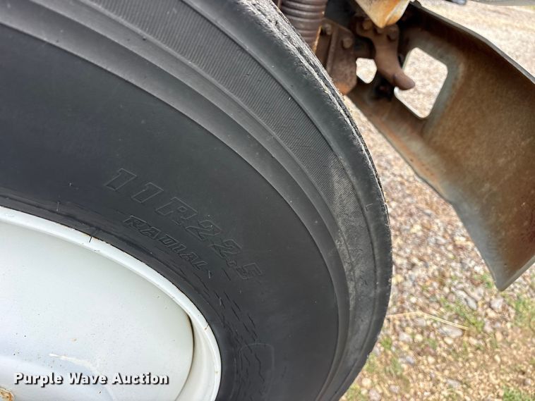 image for item ET2115 1995 Ford F700 crane truck