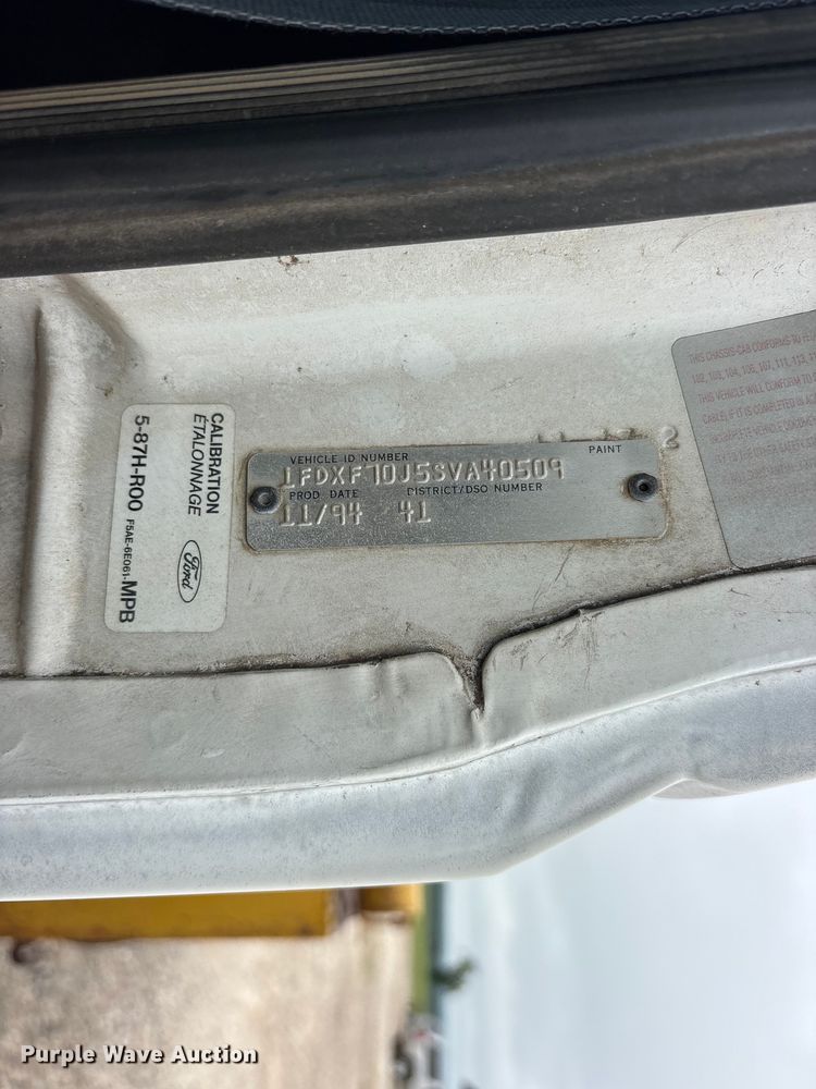 image for item ET2115 1995 Ford F700 crane truck
