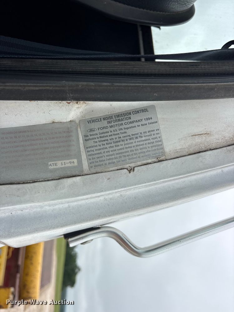 image for item ET2115 1995 Ford F700 crane truck