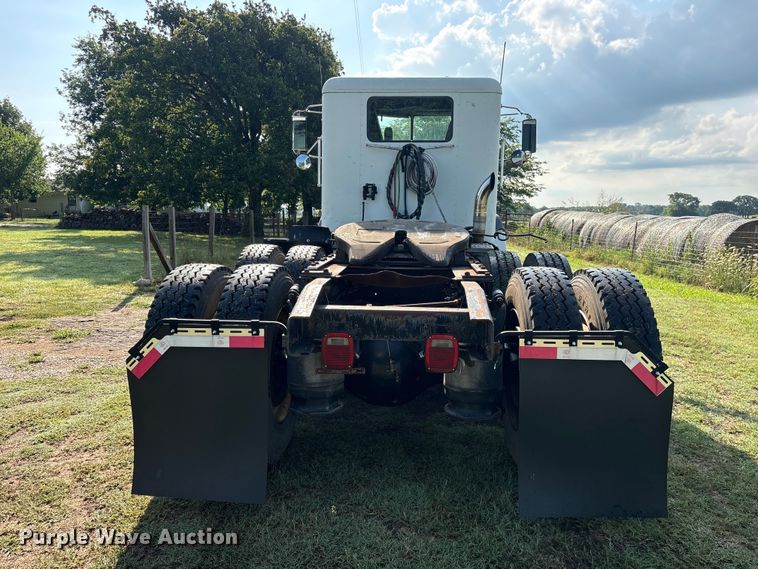 image for item ET2121 1996 Freightliner FLD semi truck