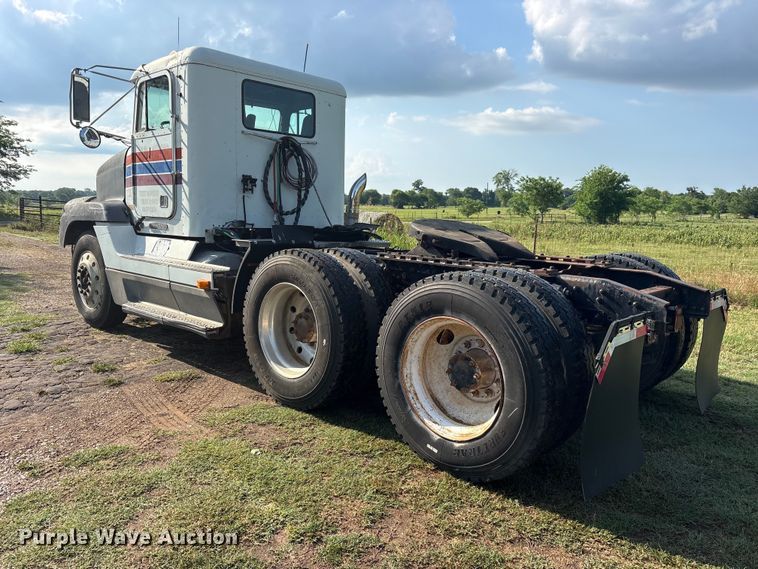 image for item ET2121 1996 Freightliner FLD semi truck